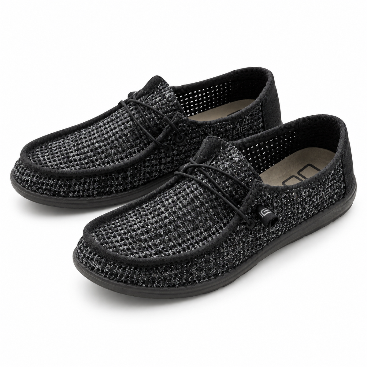 Mocasines HEYDUDE Wally Sox Perforated Black Grey sobre fondo blanco