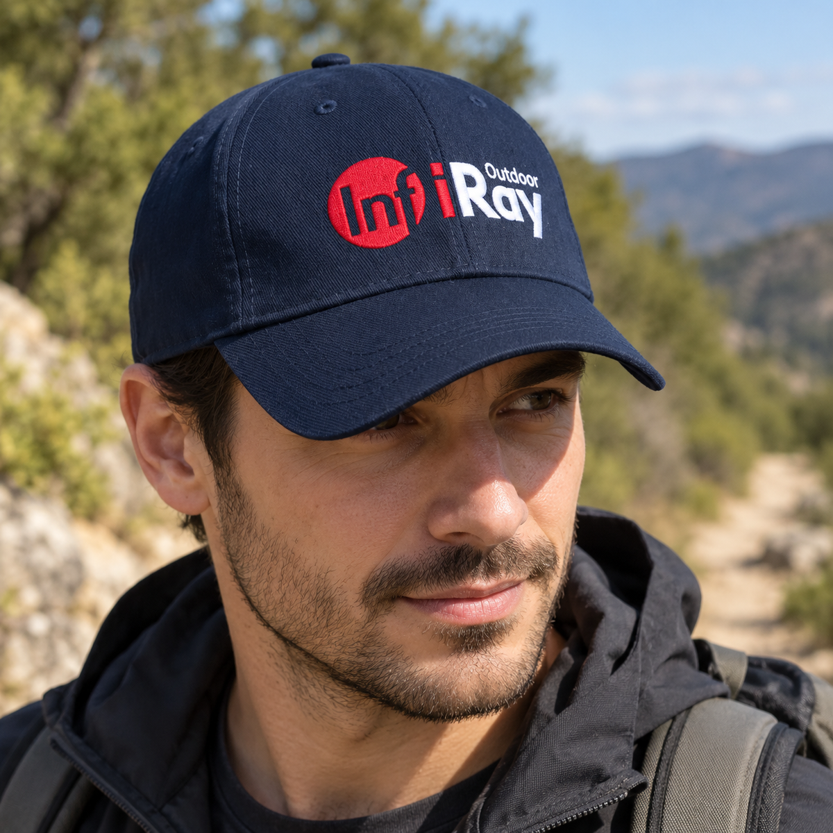 Gorra InfiRay Outdoor azul marino: gorra en uso durante un paseo al aire libre