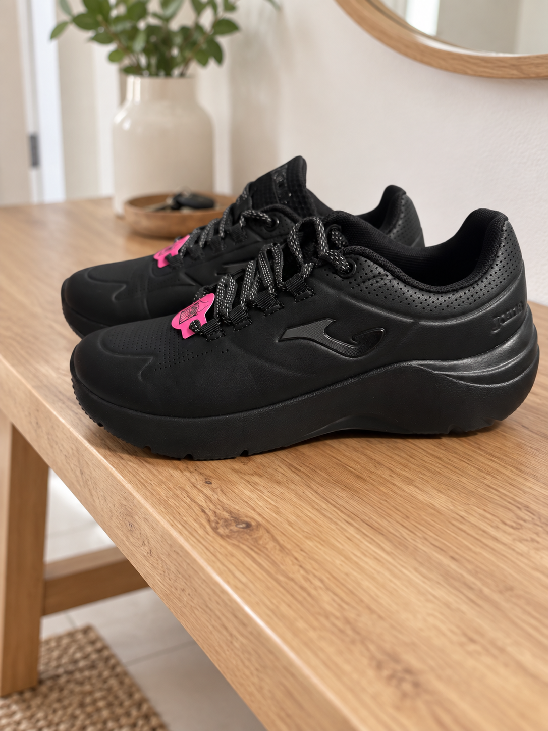Zapatillas Joma N-400 Lady 2301 negras con cordones y detalles perforados