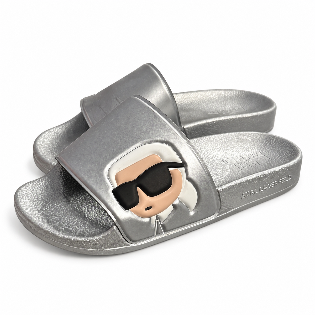 Chanclas Karl Lagerfeld KL80905 plateadas con figura Karl y pala ancha