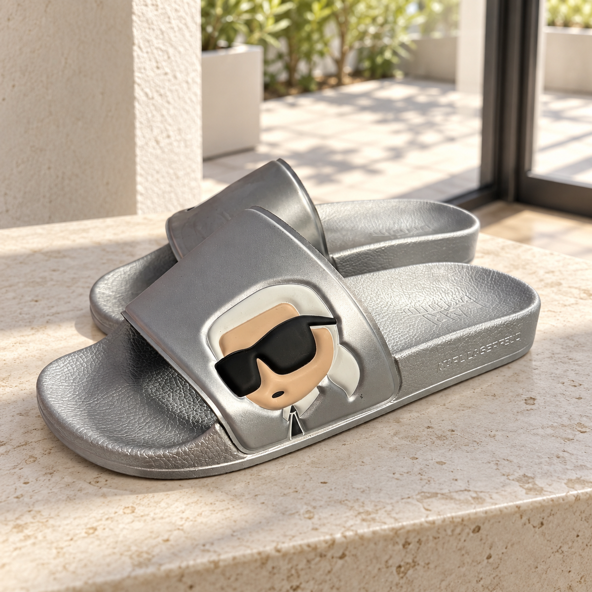 Chanclas Karl Lagerfeld KL80905 plateadas con figura Karl y pala ancha