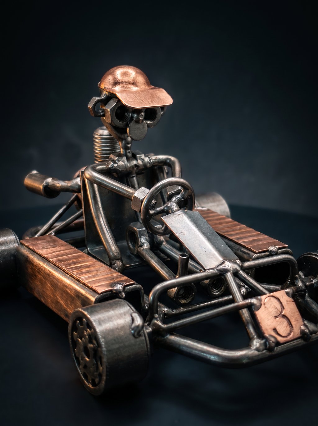 Figura Artesanal de Metal — Piloto de Kart Número 3
