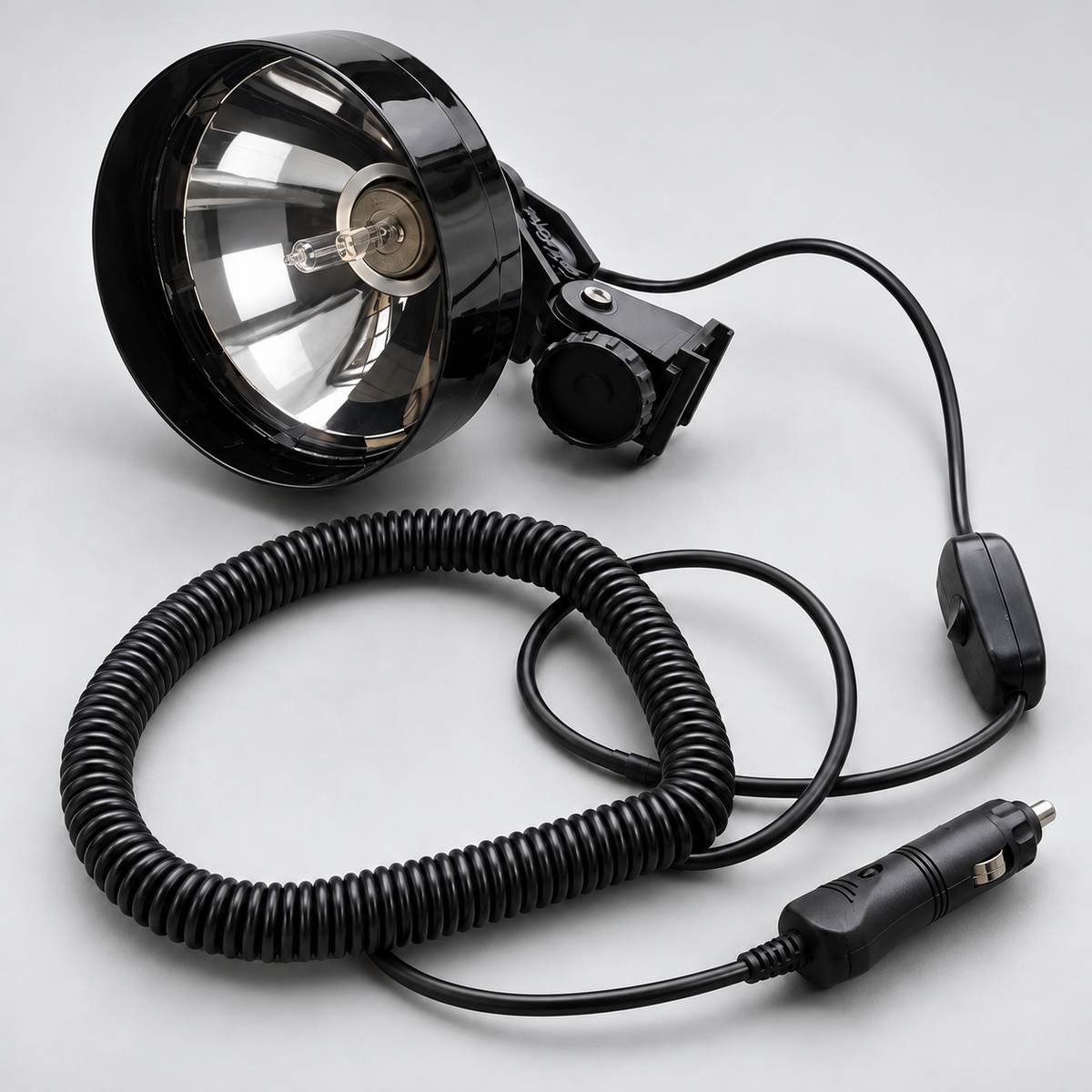 Detalle del foco Lightforce Stubby con base giratoria, cable e interruptor