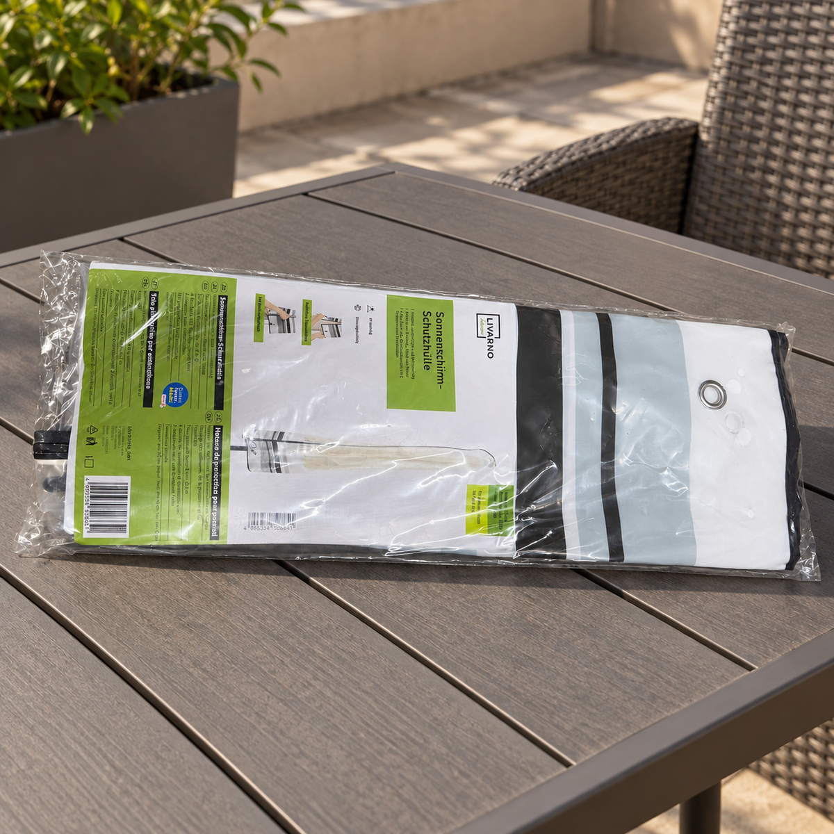 Livarno Home funda para sombrilla 177 cm: paquete original en una terraza