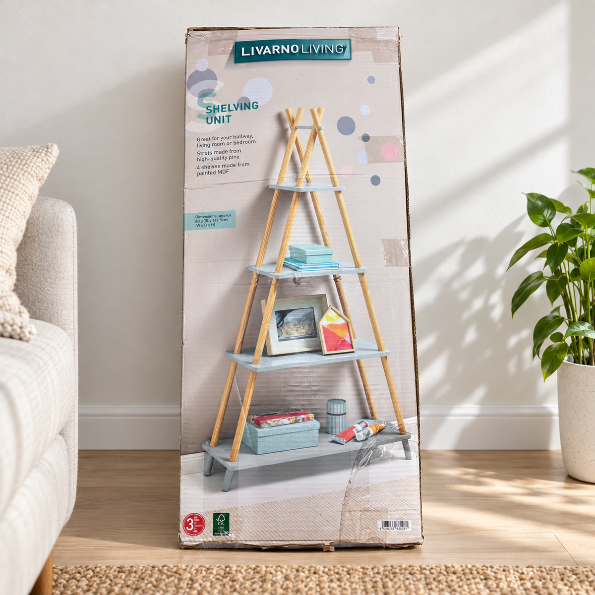 Caja original de la estantería LIVARNO LIVING en un salón