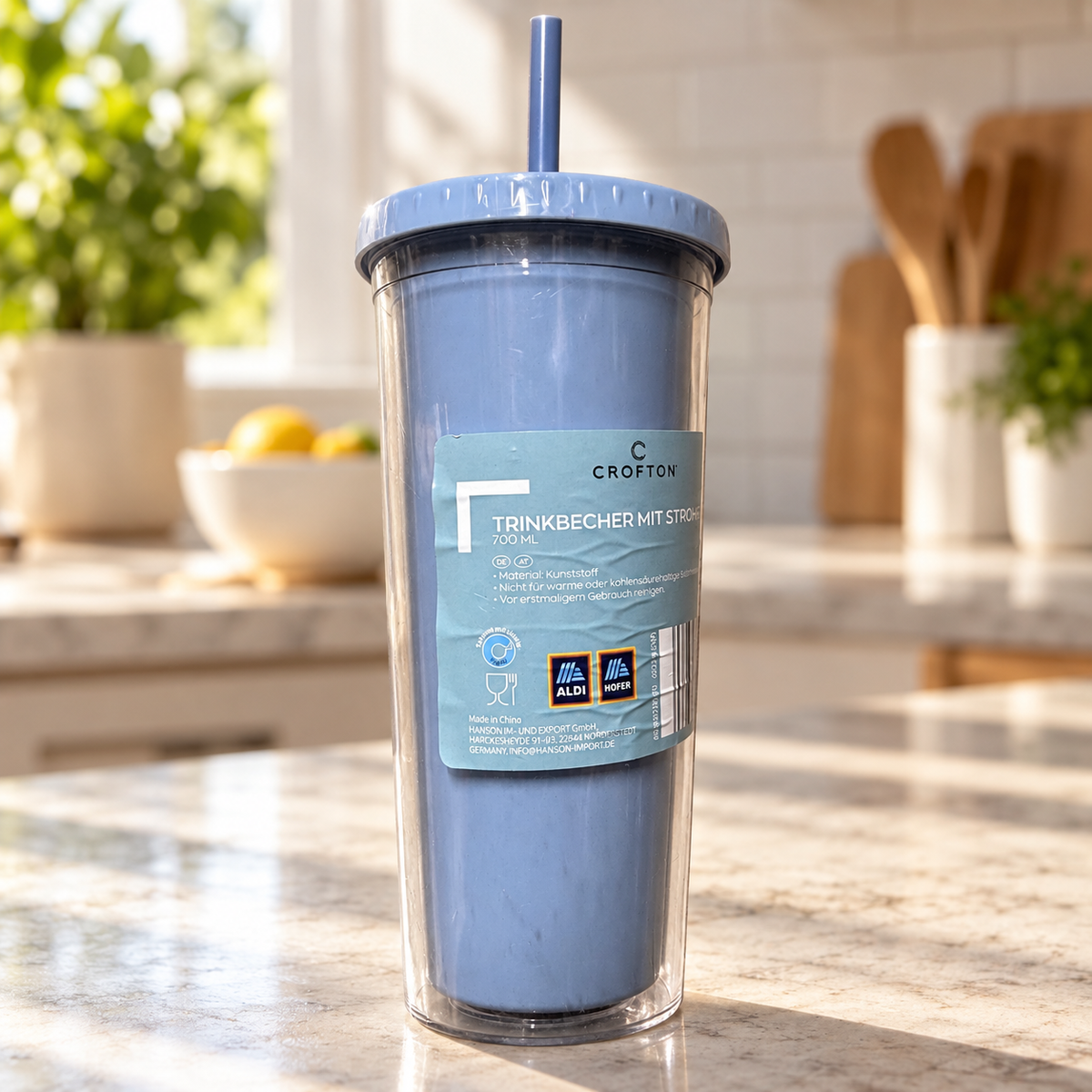 Crofton vaso azul de 700 ml con tapa y pajita: presentación en ambiente de uso