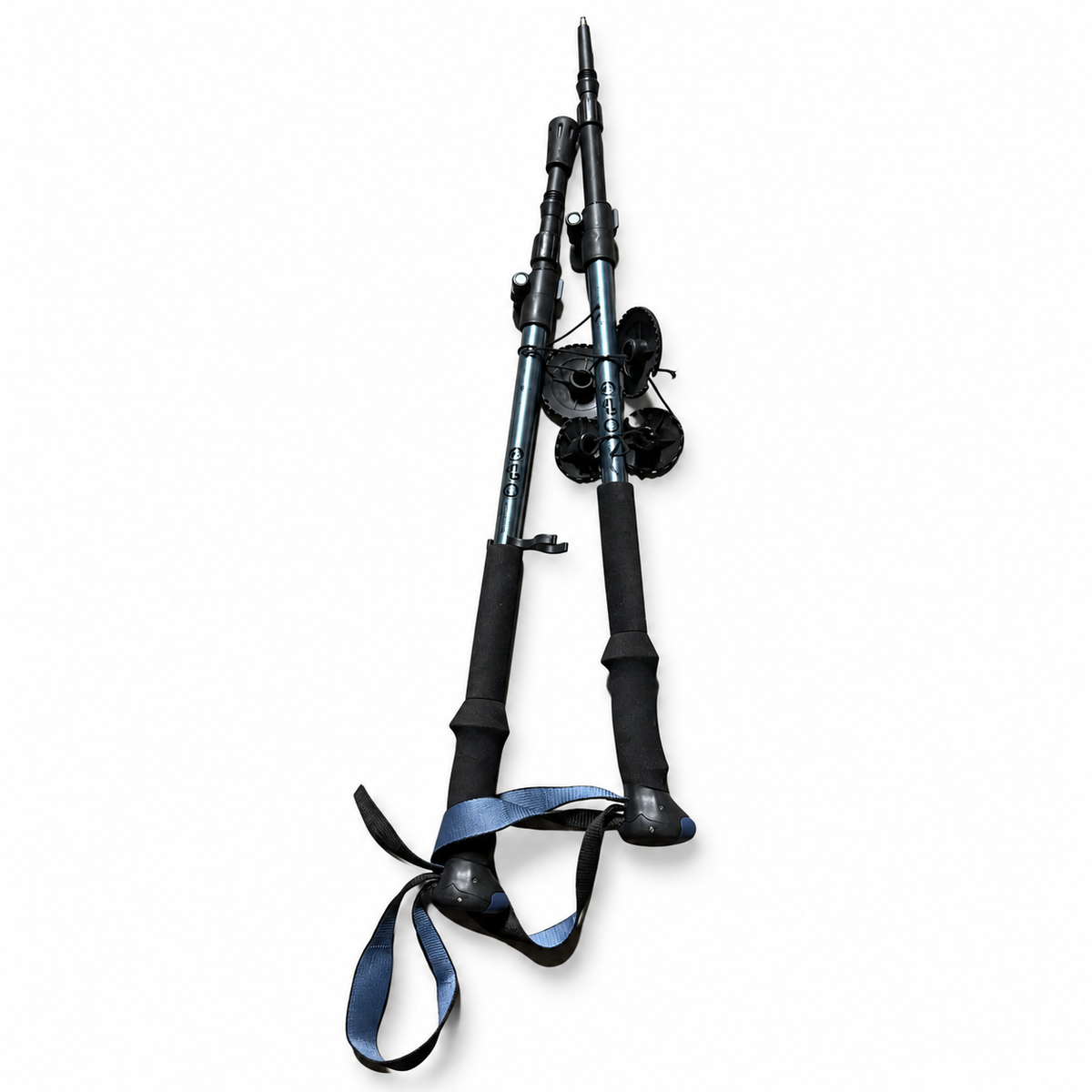 Par de bastones Adventuridge con agarres largos y correas azules sobre fondo blanco