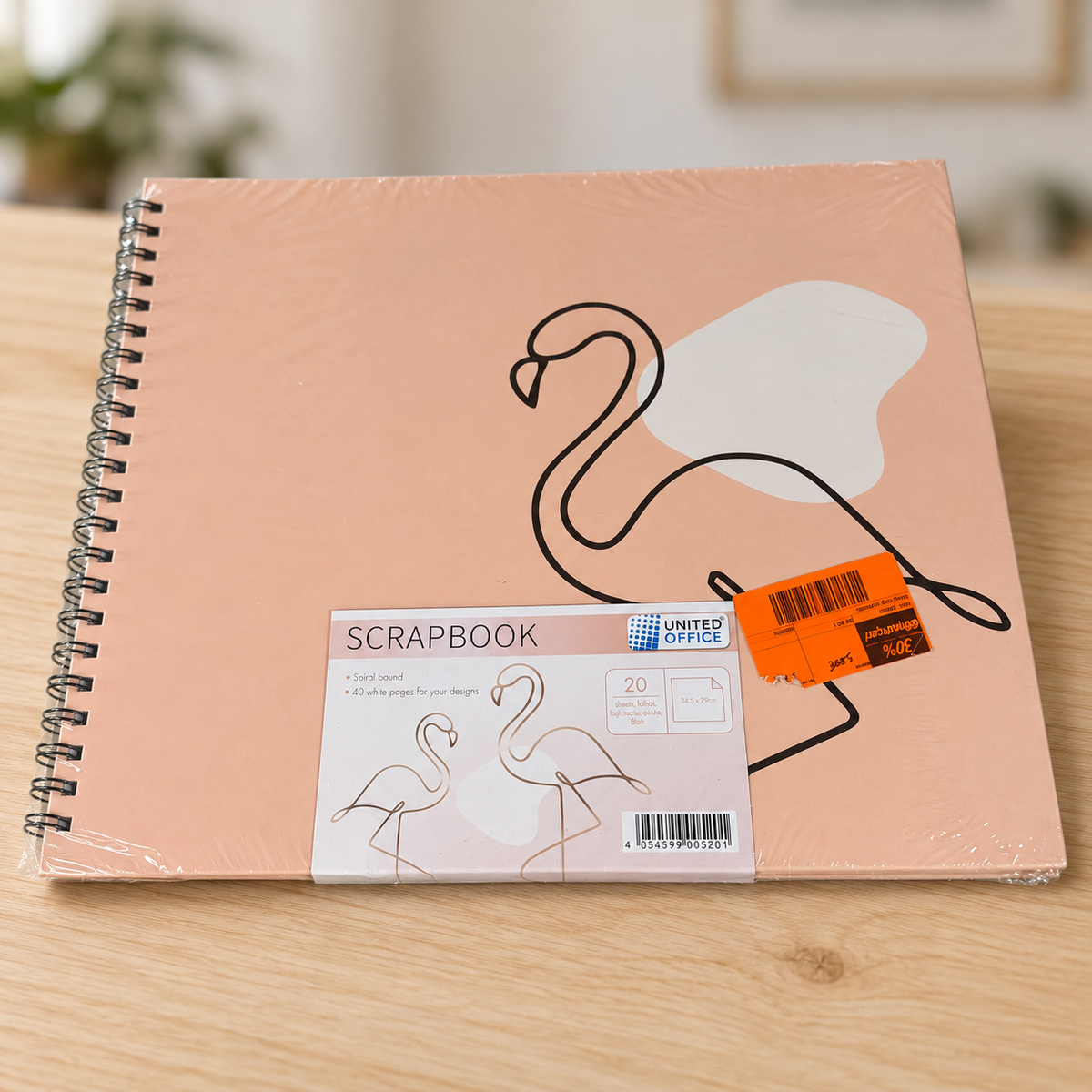 United Office álbum de scrapbooking con flamenco, 34,5 × 29 cm con su envoltorio sobre un escritorio
