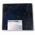 United Office álbum de scrapbooking geométrico azul, 34,5 × 29 cm con envoltorio y etiquetas sobre fondo blanco