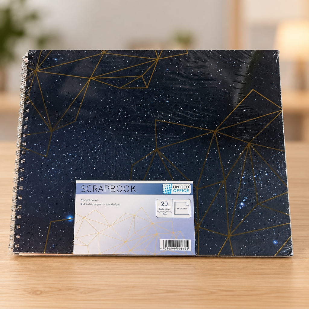 United Office álbum de scrapbooking geométrico azul, 34,5 × 29 cm con su envoltorio sobre un escritorio