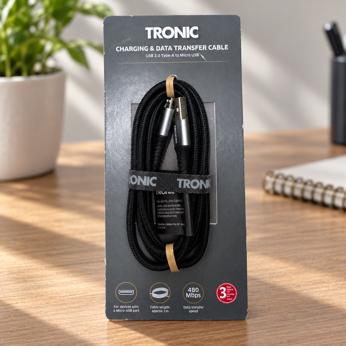 Tronic cable USB-A a Micro USB negro trenzado de 1 m con cartón original en un escritorio