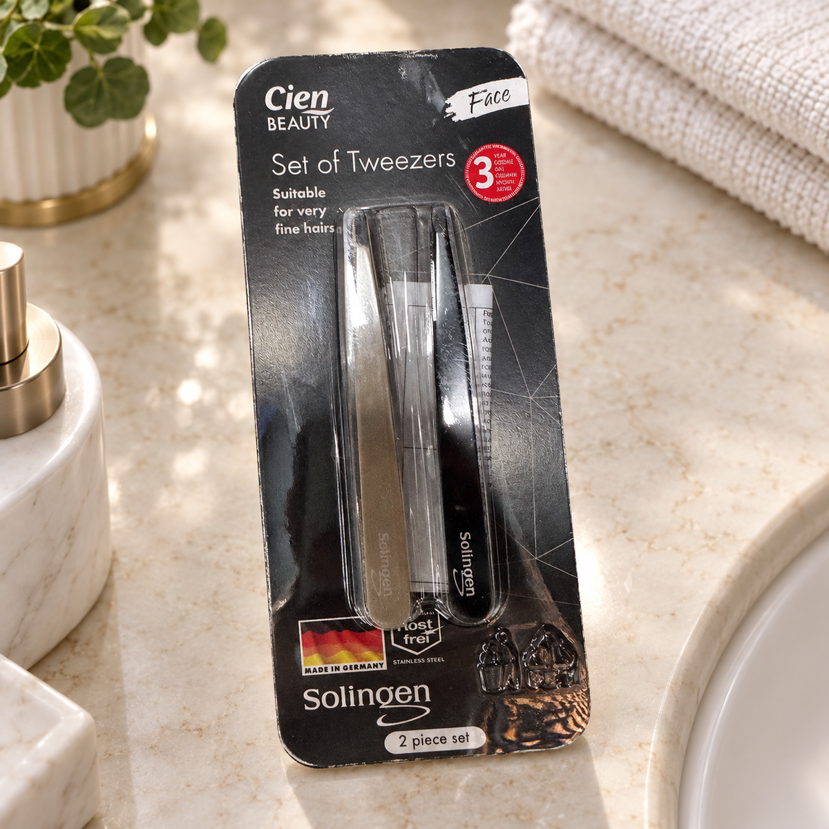 Set de dos pinzas Cien Beauty Solingen con embalaje original en un baño