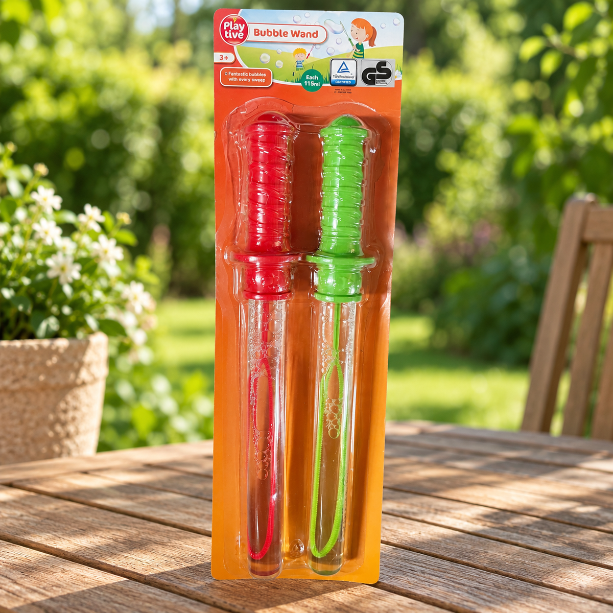 Playtive pack de dos varitas de pompas 115 ml cada una: presentación en ambiente de uso