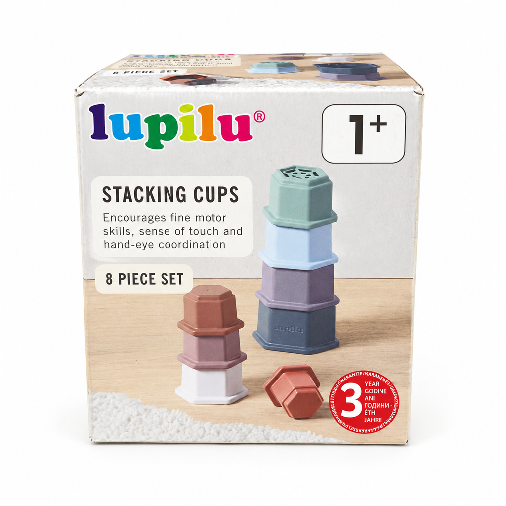 Lupilu set de 8 vasos apilables de juguete en caja sobre fondo blanco
