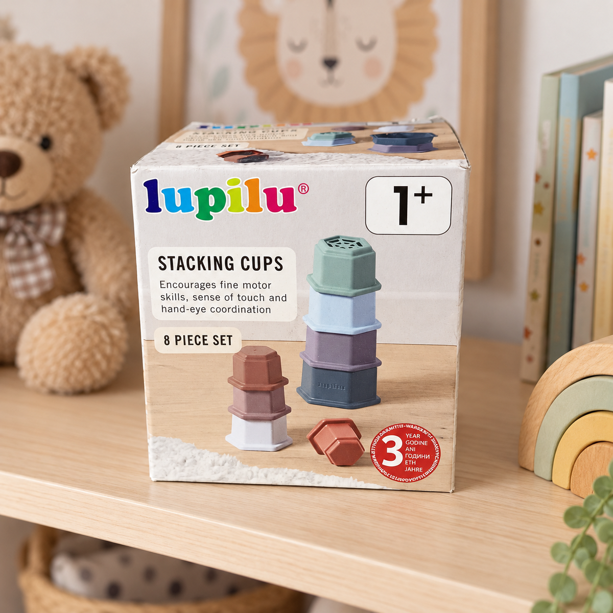 Caja de vasos apilables Lupilu en una habitación infantil