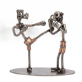 Figura artesanal luchadores de metal - fondo blanco