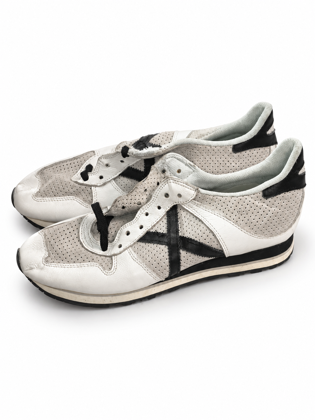Zapatillas Munich blancas y grises perforadas con X negra · Talla 45 - portada blanca