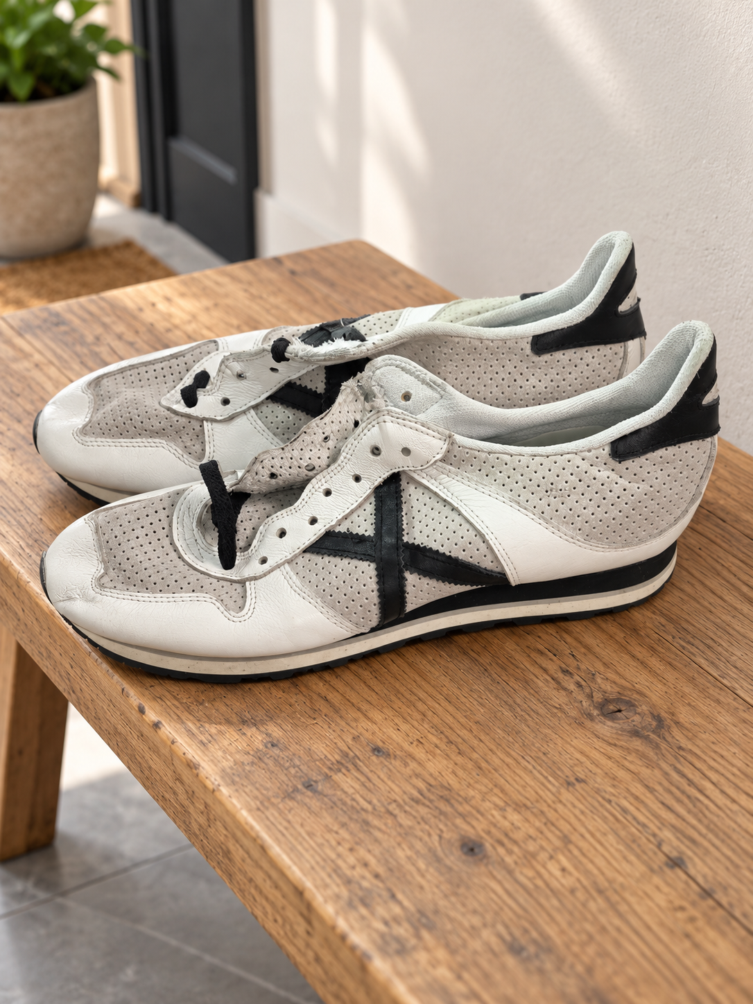 Zapatillas Munich blancas y grises perforadas con X negra · Talla 45 - lifestyle en banco