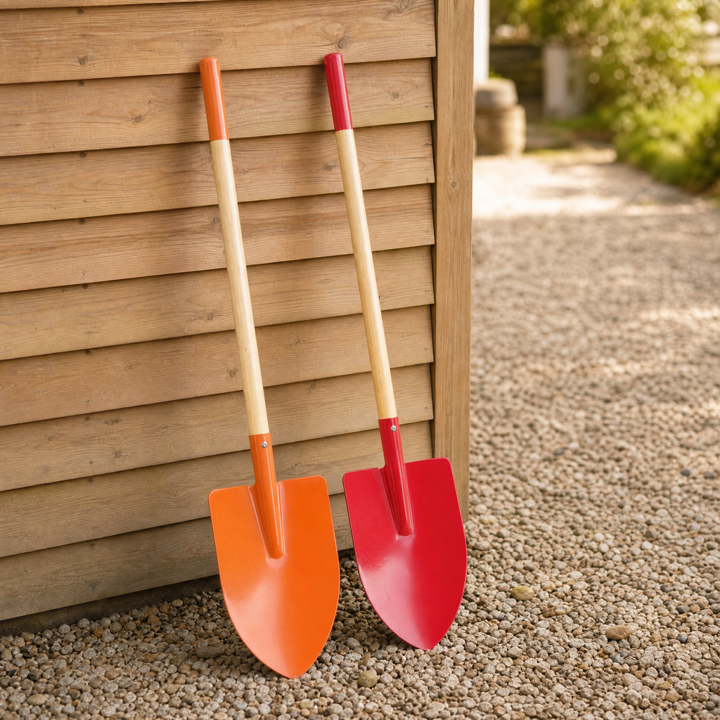 Pala de jardín con mango de madera — colores naranja y rojo
