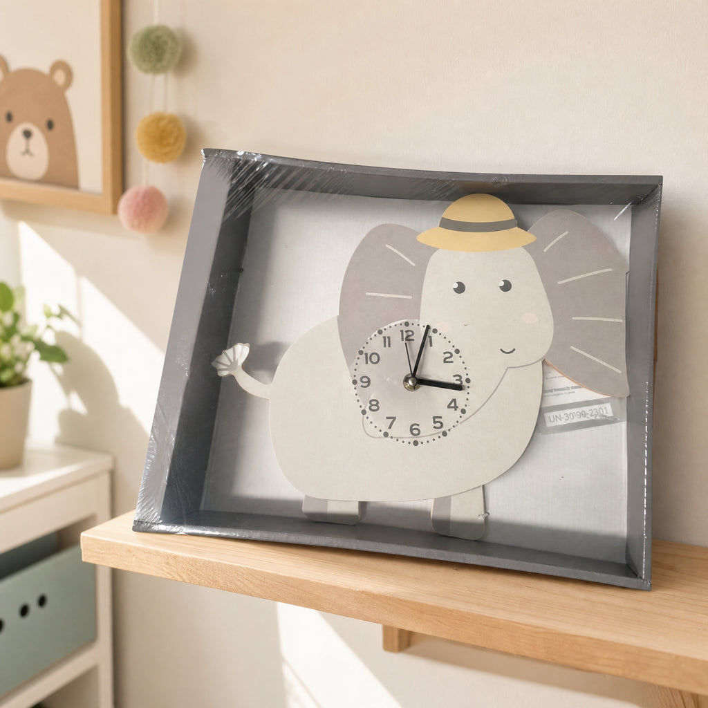 Reloj de pared en forma de elefante gris con sombrero amarillo y esfera analógica