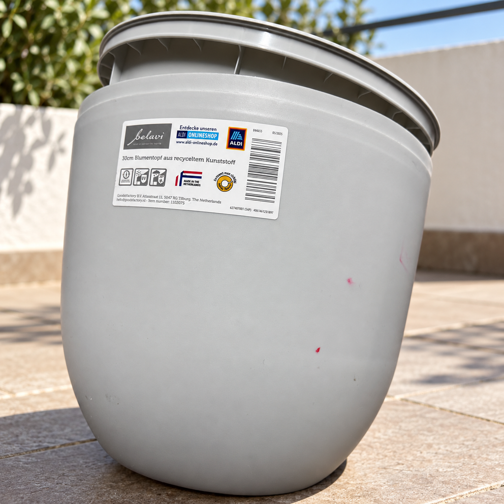 Maceta Belavi gris de plástico reciclado de 30 cm en una terraza