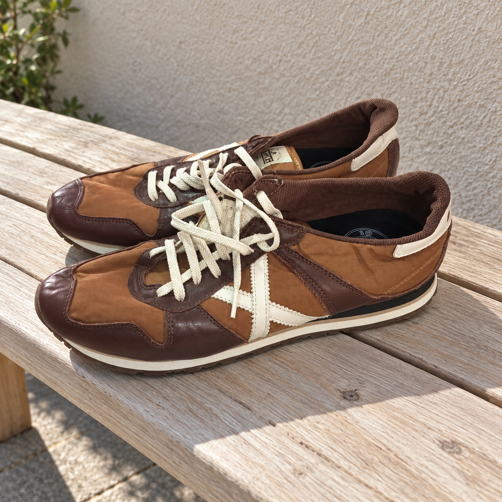 Zapatillas Munich marrones con X crema y cuello marrón · Talla 45 - lifestyle sobre banco
