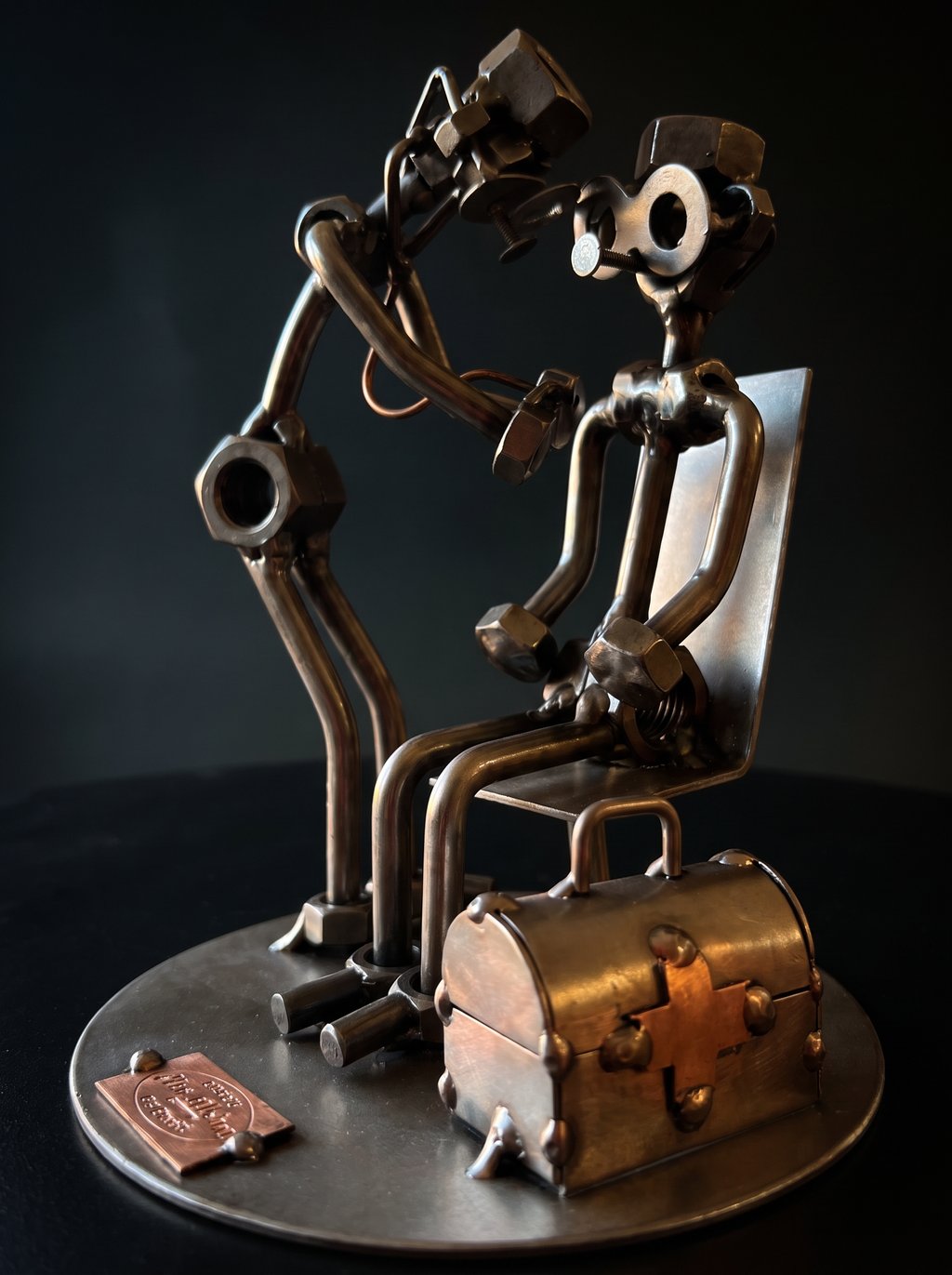 Figura Artesanal de Metal — Médico con Maletín de Primeros Auxilios