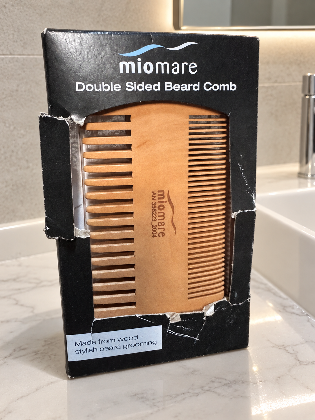 Peine Miomare junto al lavabo, envase con roturas visibles