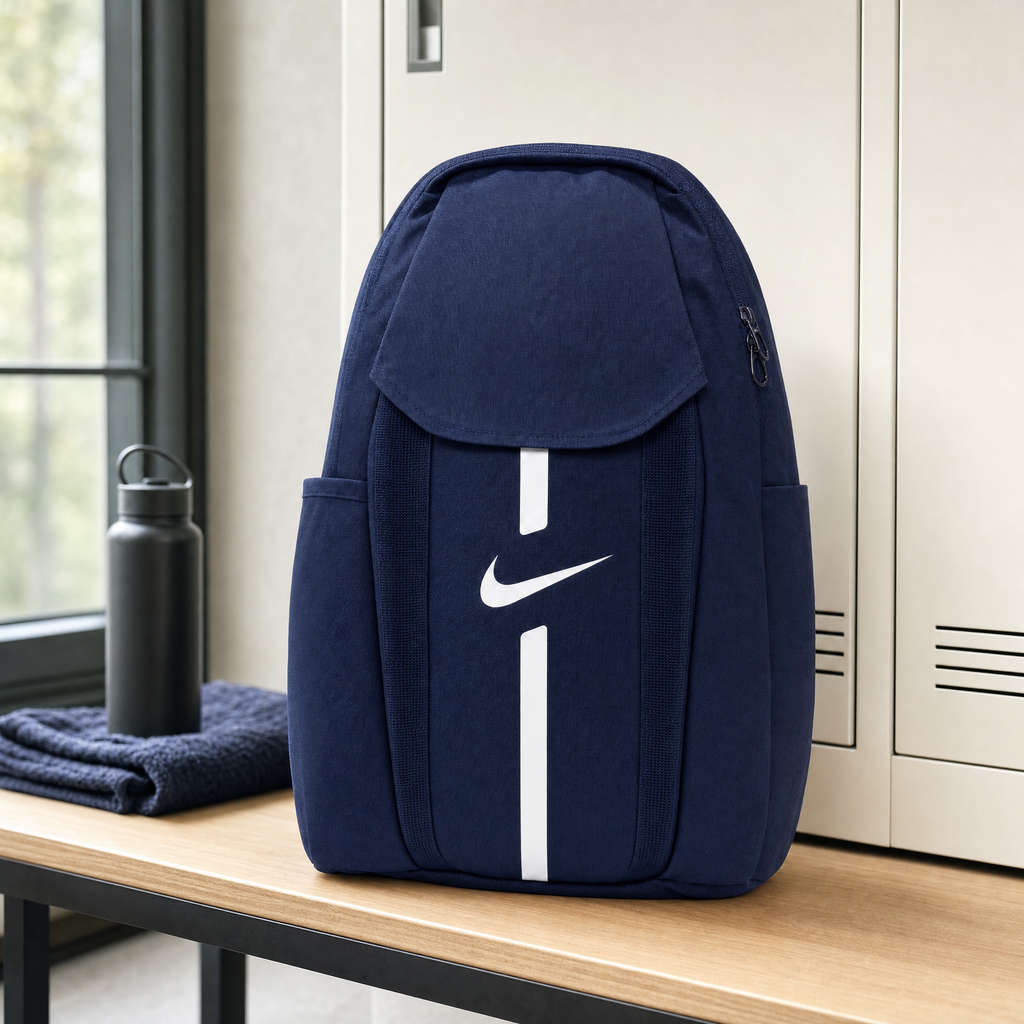 Mochila Nike azul marino con logotipo visible y compartimento principal