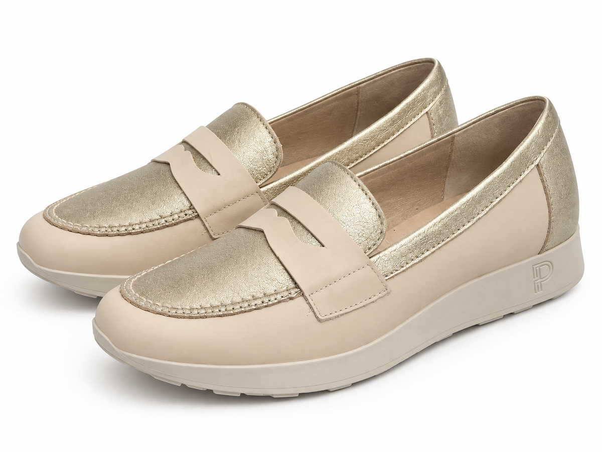 Mocasines Pitillos 17178 crema y metalizado talla 39 sobre fondo blanco