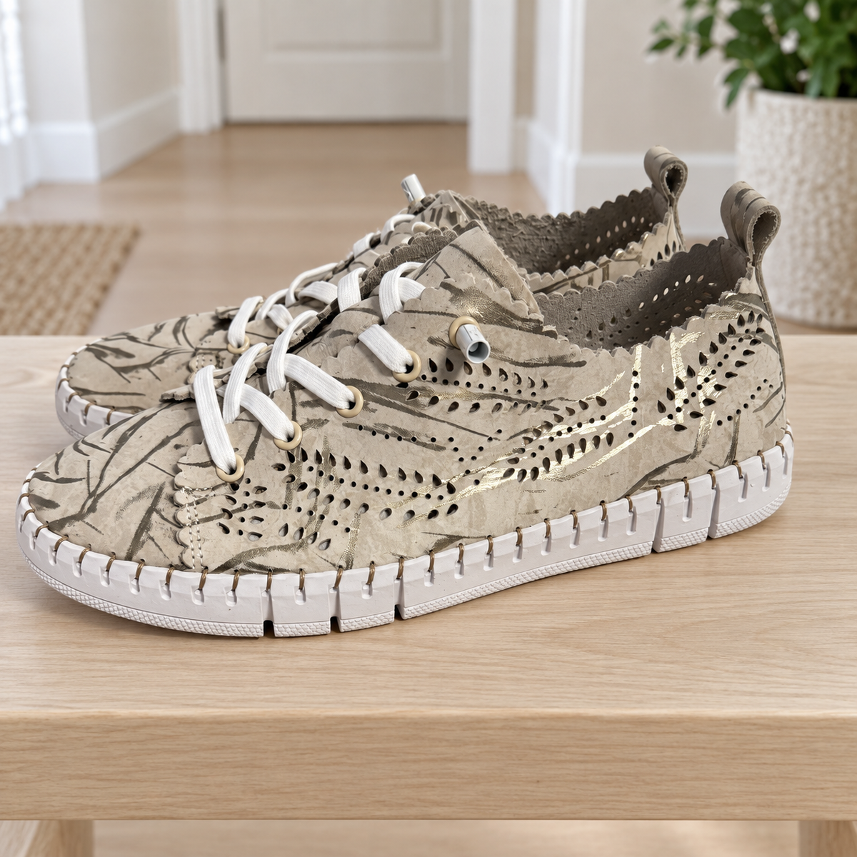 Zapatillas Happy Monk Creta 014M Marble Platino caladas con cordones blancos