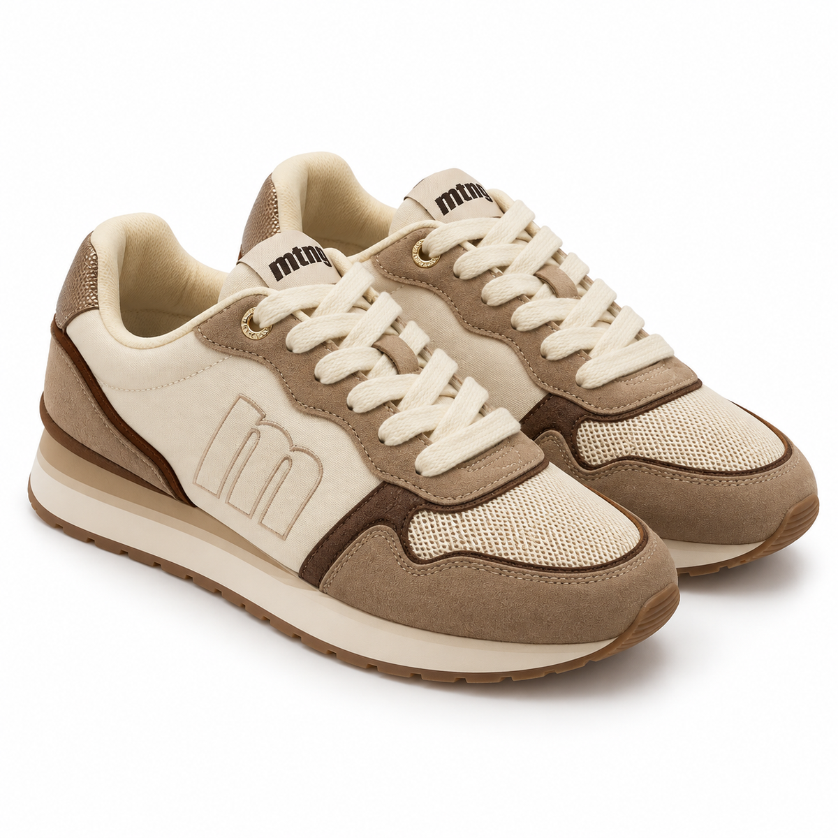 Zapatillas Mustang 60441 beige y marrón sobre fondo blanco