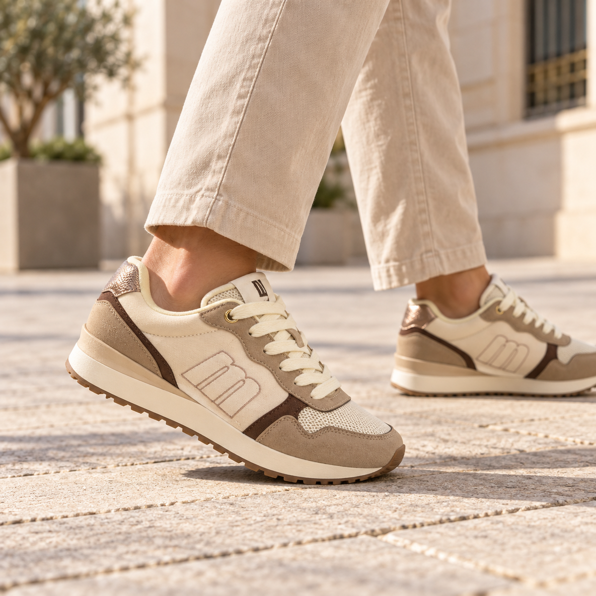 Zapatillas Mustang 60441 beige y marrón en uso