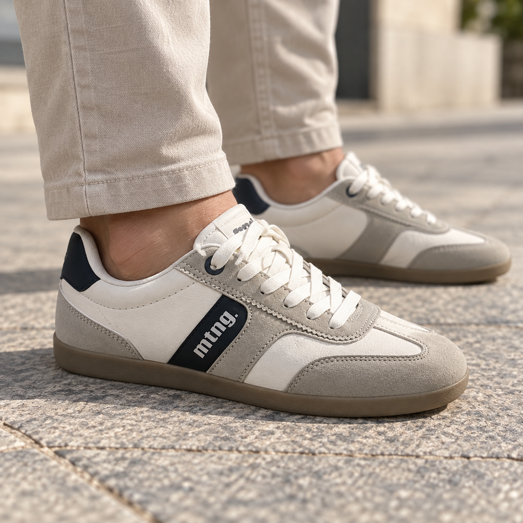 Zapatillas MTNG 60902 blanco roto y gris en ambiente urbano