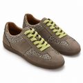 Zapatillas MTNG 60958 platino con cordones verde lima sobre fondo blanco