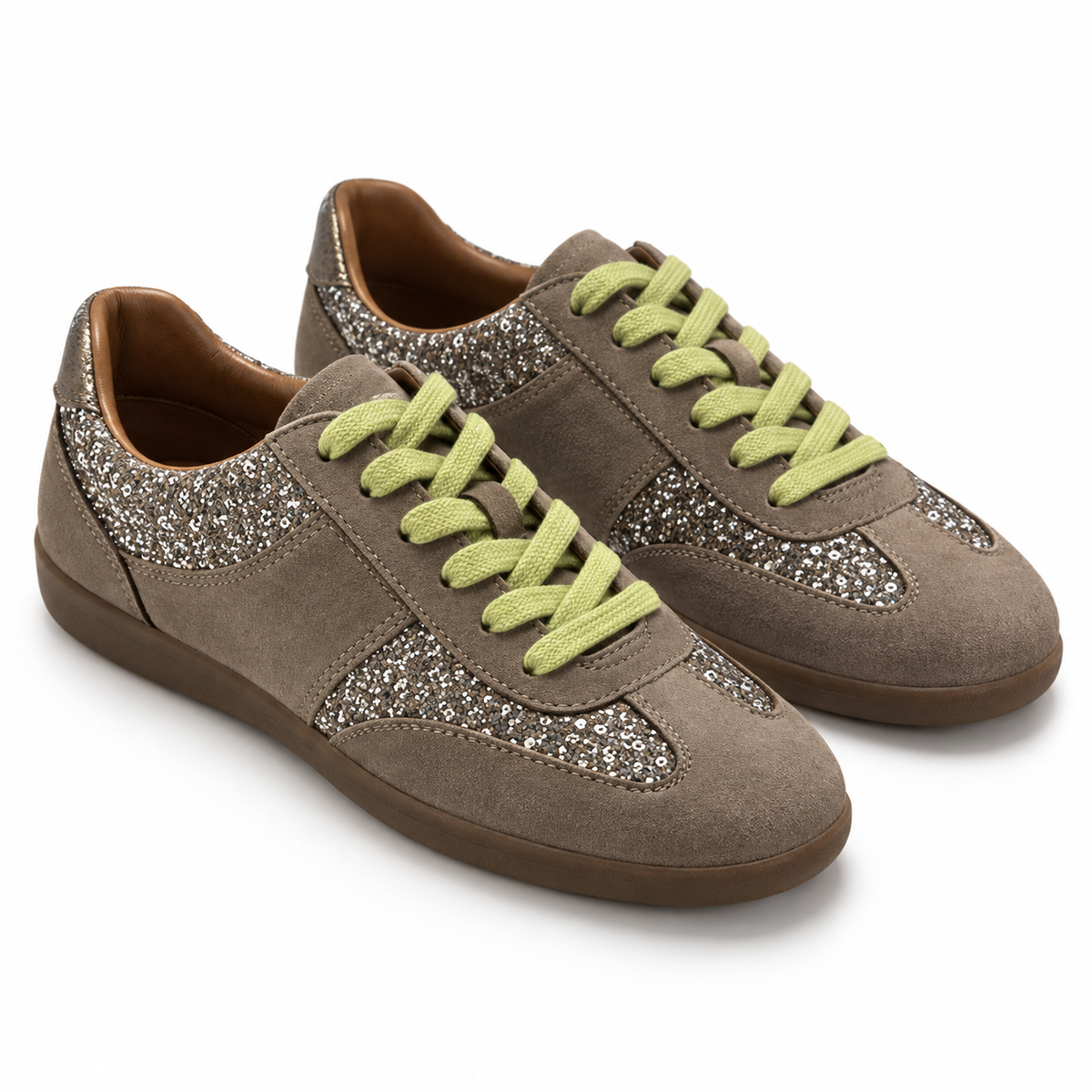 Zapatillas MTNG 60958 platino con cordones verde lima sobre fondo blanco
