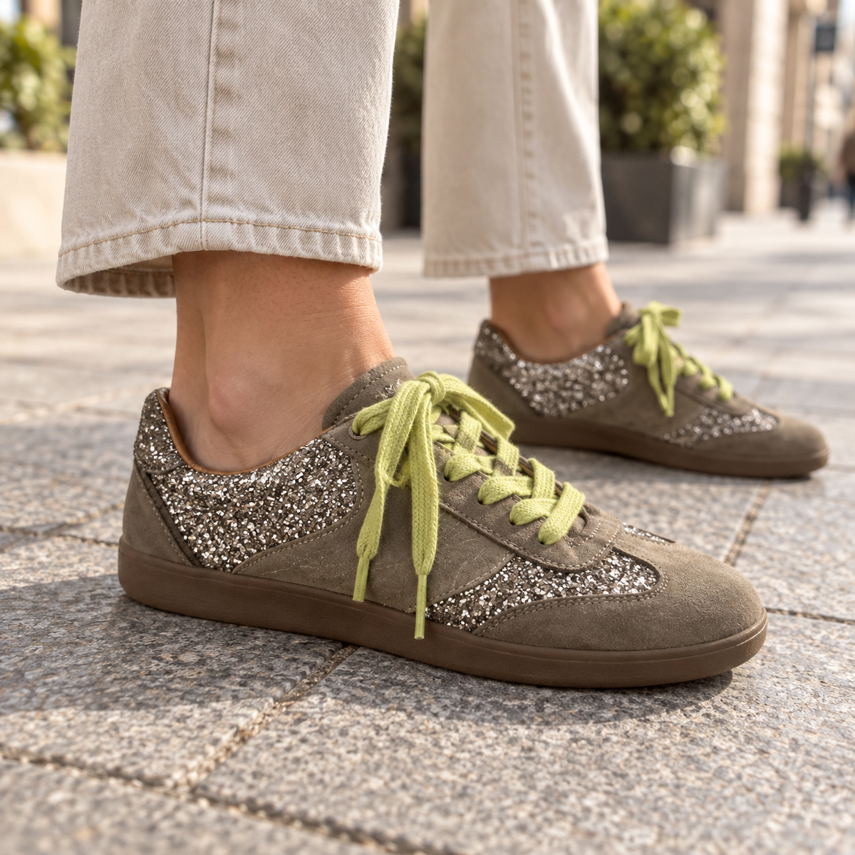 Zapatillas MTNG 60958 platino en ambiente urbano