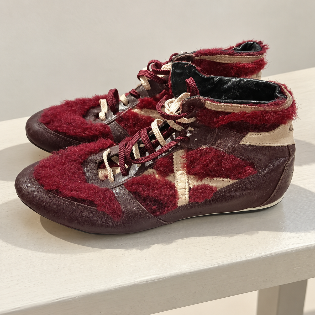 Munich altas burdeos X crema talla44 — escena cotidiana