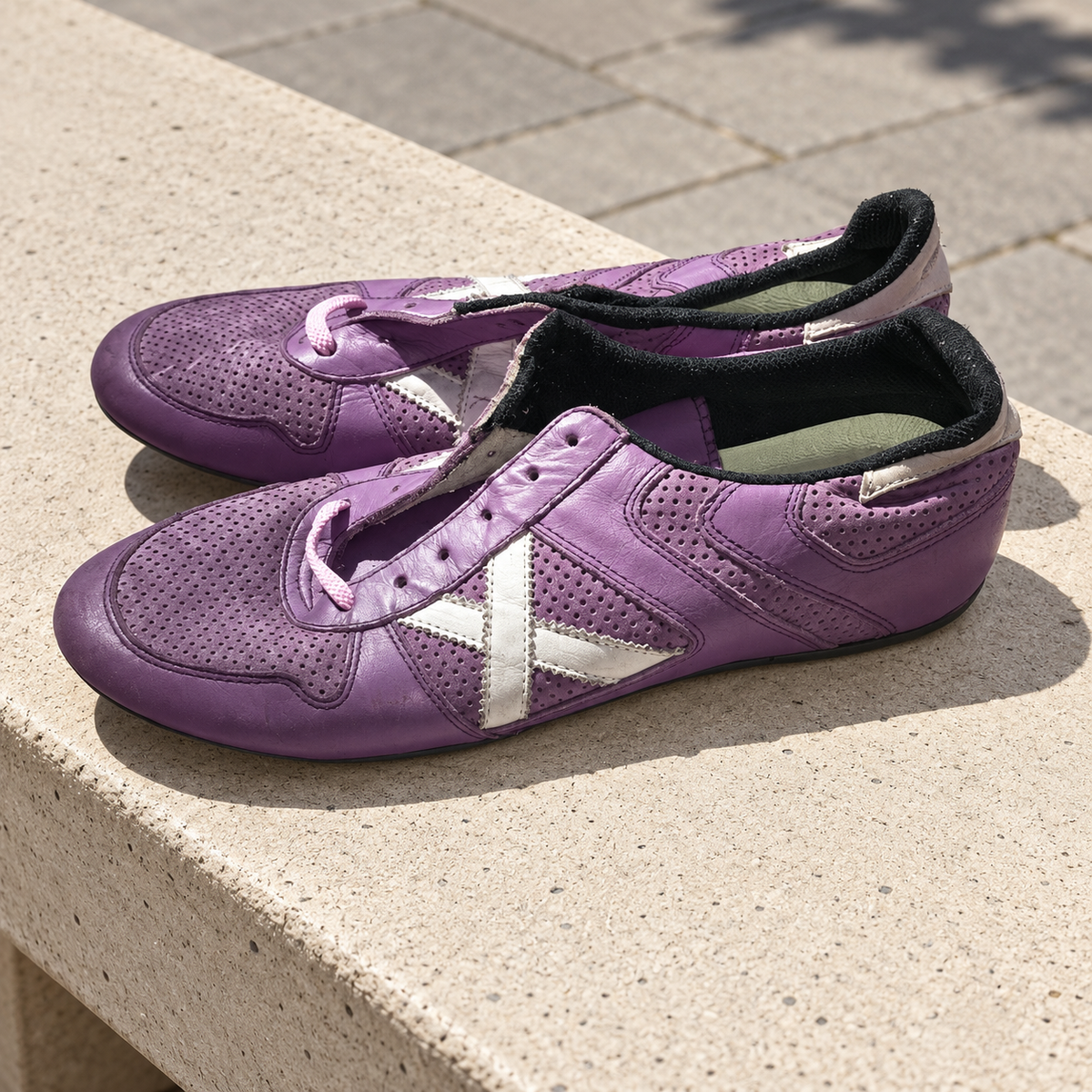 Munich morada perforada X blanca talla44 — escena cotidiana