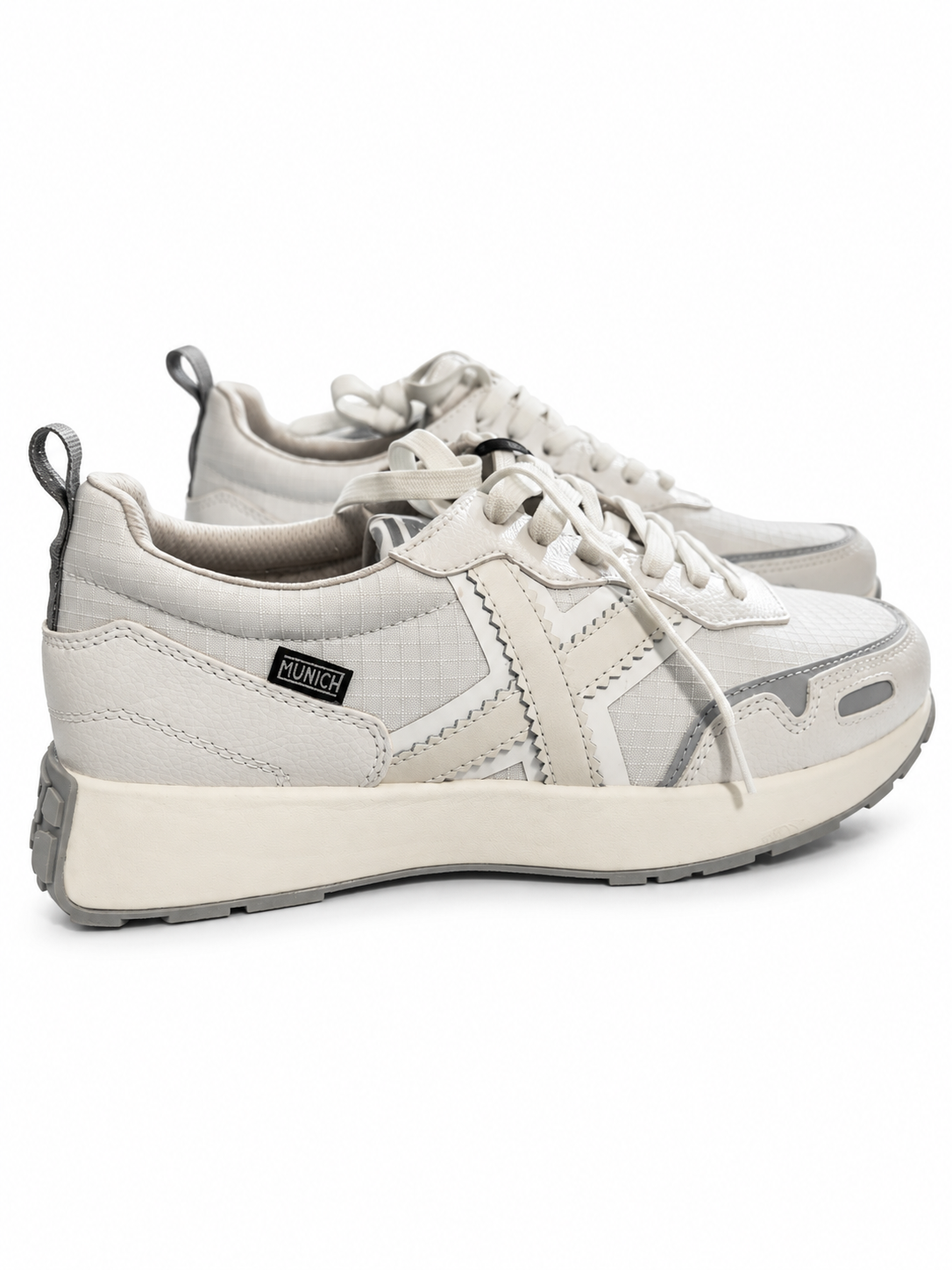 Munich Xemine 70 blancas y perla talla 40 — par sobre fondo blanco