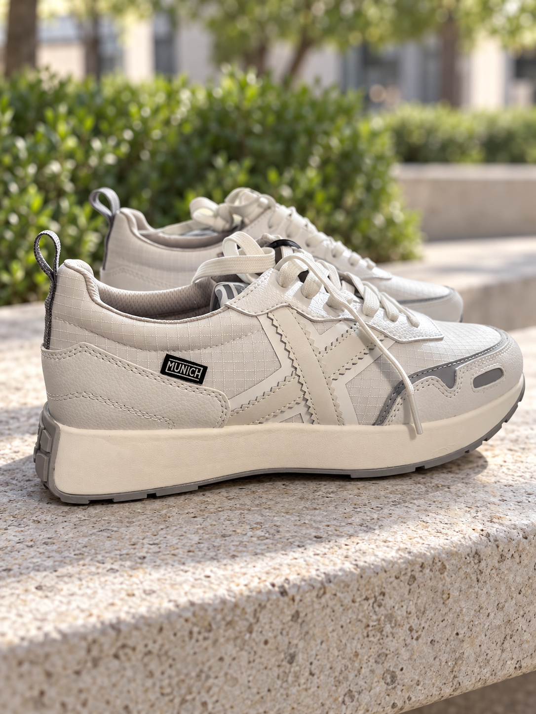 Munich Xemine 70 blancas y perla talla 40 — par en un entorno urbano