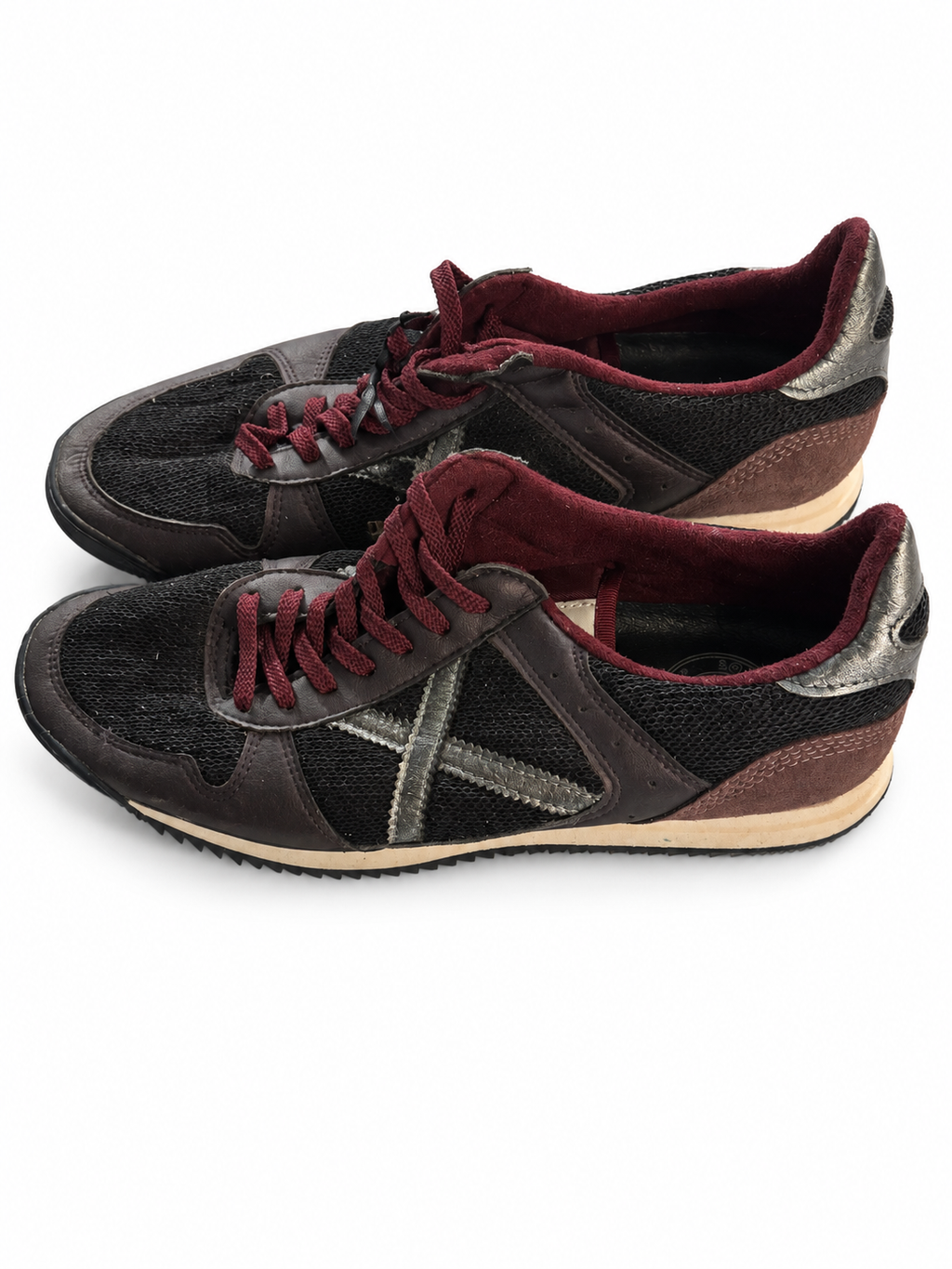 Zapatillas Munich negras y burdeos con X plateada — vista sobre fondo blanco