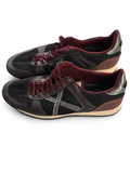 Zapatillas Munich negras y burdeos con X plateada — vista sobre fondo blanco