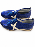 Zapatillas Munich azul eléctrico perforadas con X blanca — vista sobre fondo blanco
