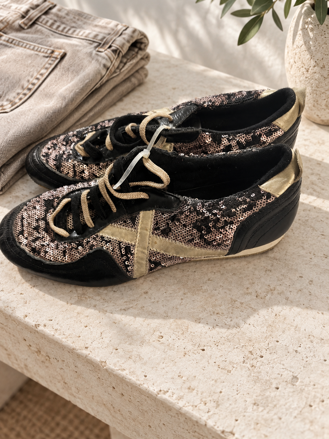 Zapatillas Munich negras con lentejuelas y X dorada — lifestyle