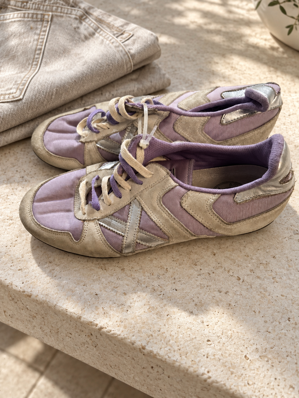 Zapatillas Munich lila y beige con X plateada y cordones bicolor — lifestyle