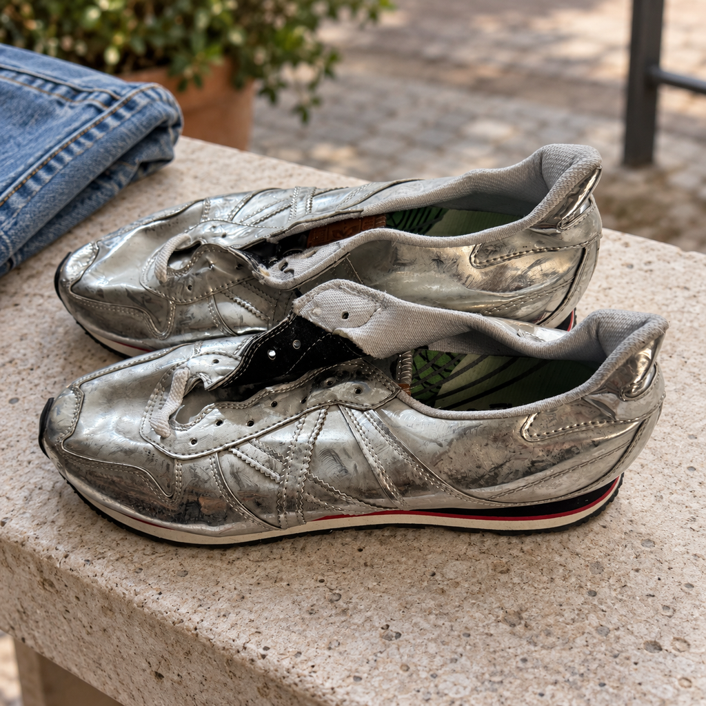 Zapatillas Munich plateadas con X tonal, sin cordones — par en escena cotidiana
