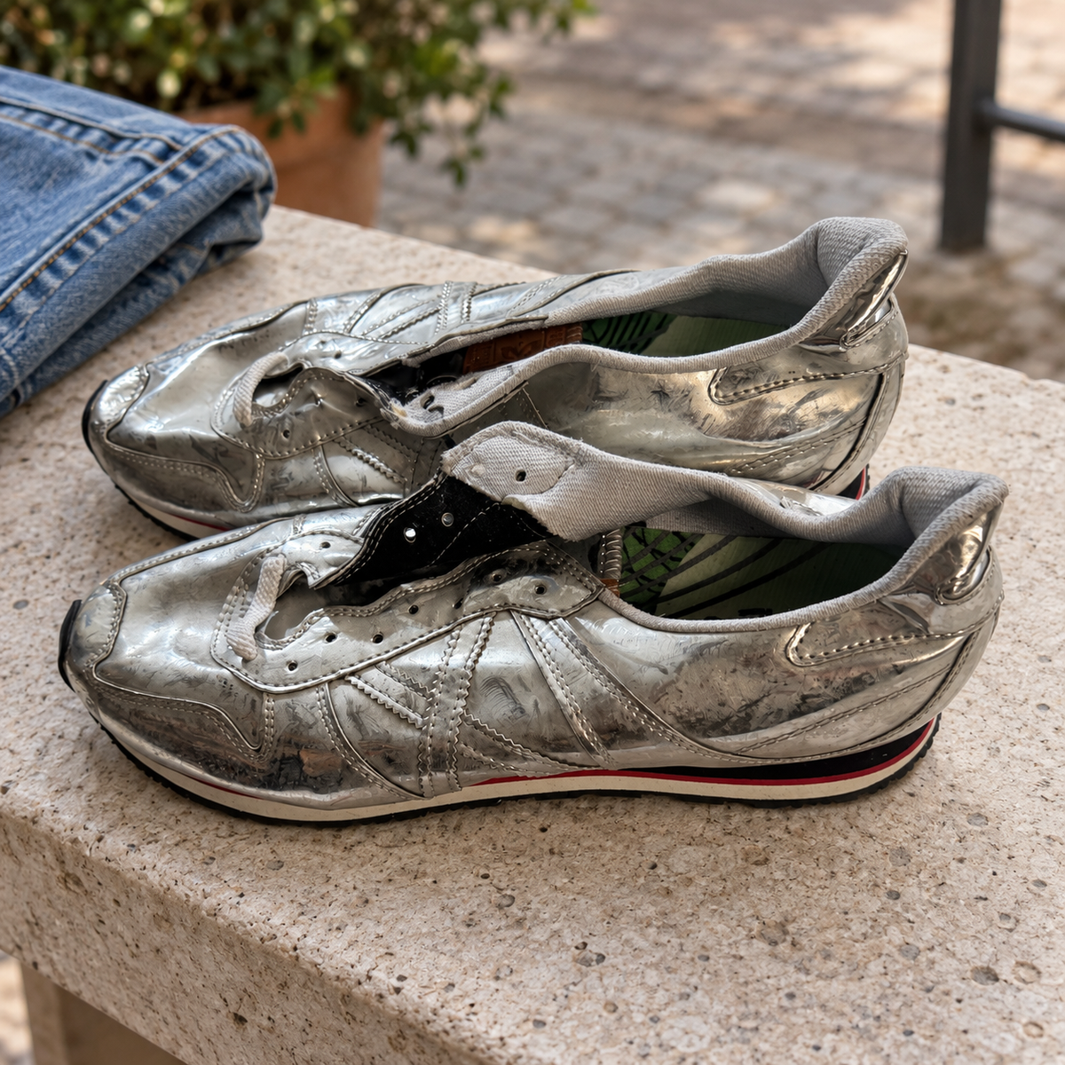 Zapatillas Munich plateadas con X tonal, sin cordones — par en escena cotidiana