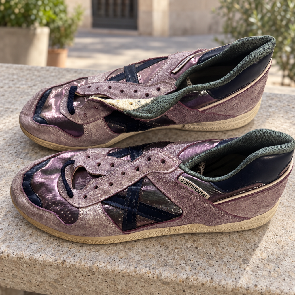 Zapatillas Munich Continental malva con X azul marino — par en una escena cotidiana