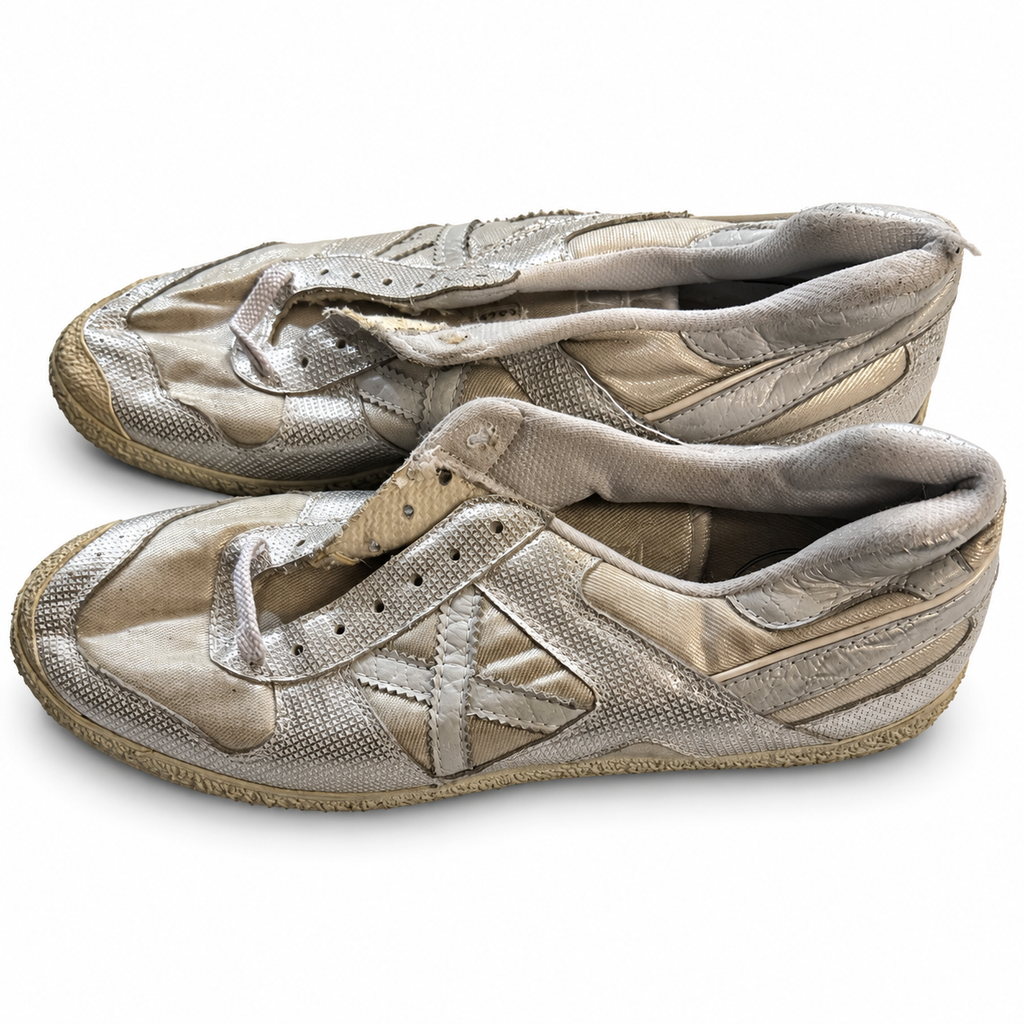 Zapatillas Munich plateadas y champán con textura geométrica — par sobre fondo blanco